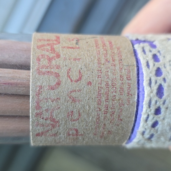 BNWOT scetch pad binder with pencils. - Picture 4 of 5